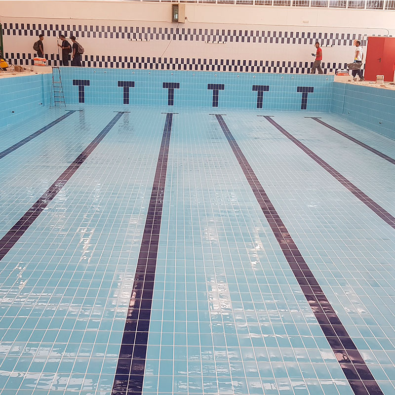 limpeza-de-piscina-reluciente Limpiezas puntuales en centros deportivos