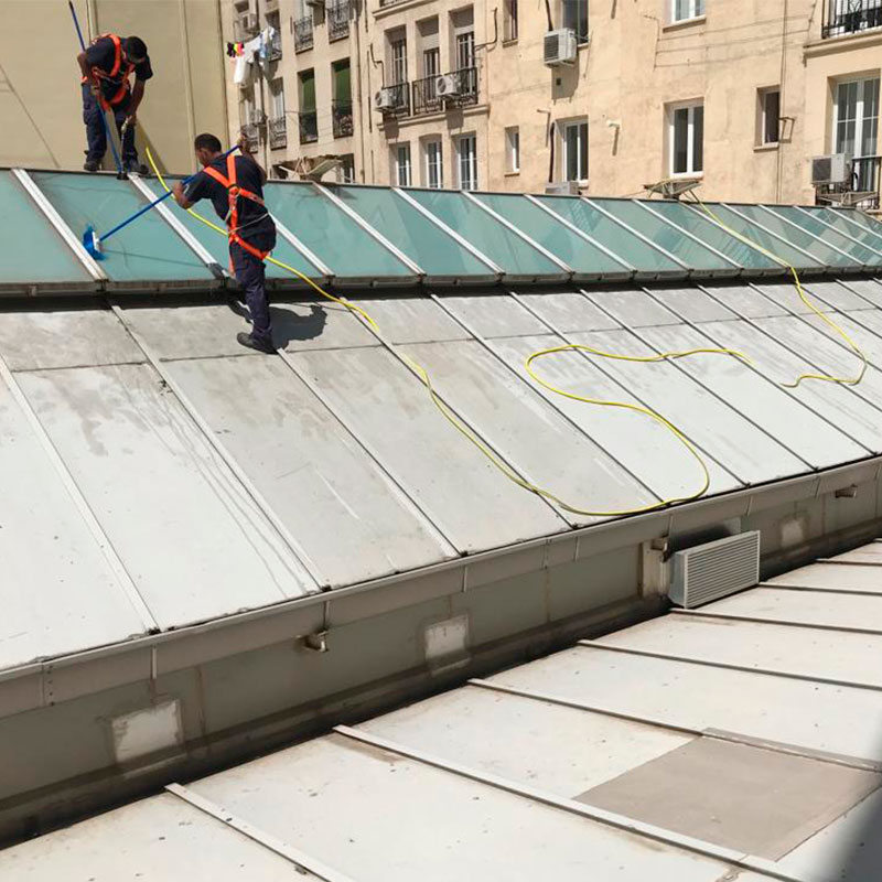 limpiando-clarabollas Servicio de limpieza final de obra