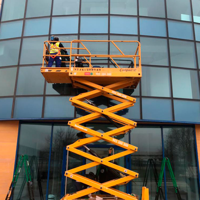 limpiando-cristalera Limpieza de Grandes Superficies