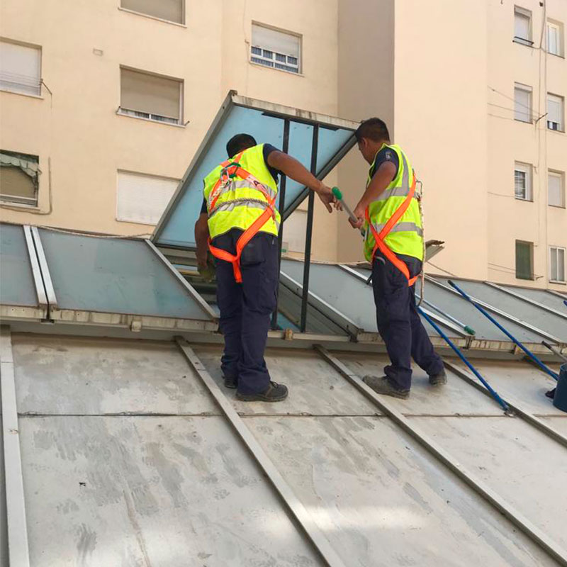 limpiando-cristales-de-clarabollas Servicio de limpieza final de obra