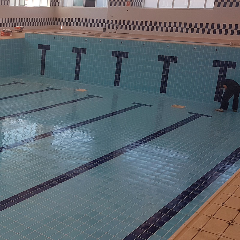 limpiando-piscina-olimpica Limpiezas puntuales en centros deportivos