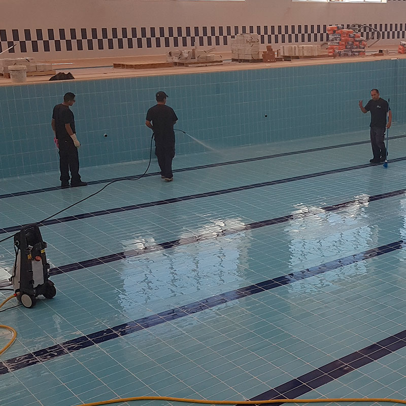 tabajando-en-la-limpieza-de-una-piscina Limpiezas puntuales en centros deportivos